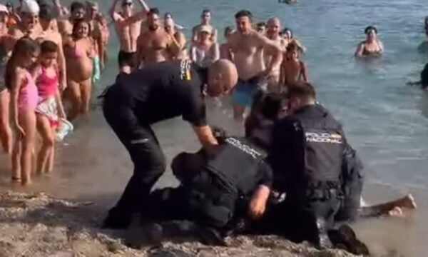 Καταδίωξη στην Ισπανία: Αστυνομικοί βούτηξαν στη θάλασσα με τα ρούχα για να συλλάβουν κλέφτη – BINTEO