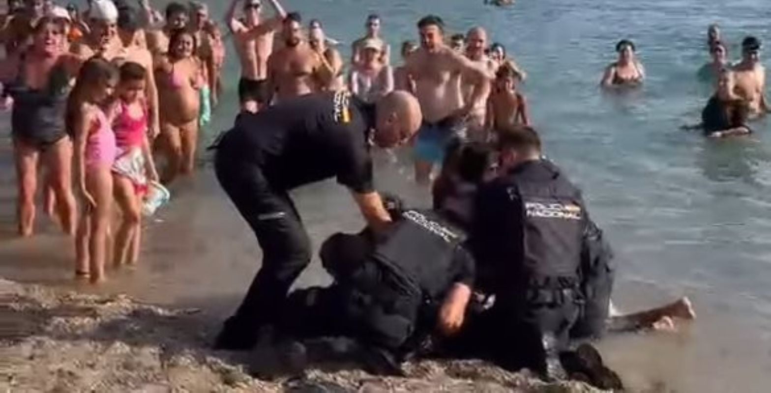 Καταδίωξη στην Ισπανία: Αστυνομικοί βούτηξαν στη θάλασσα με τα ρούχα για να συλλάβουν κλέφτη – BINTEO