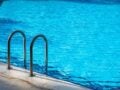Πάρος: Τα κρίσιμα λεπτά πριν ο 4χρονος πνιγεί στην πισίνα – Ο ρόλος του ιδιοκτήτη ναυαγοσώστη και τα μέτρα ασφαλείας