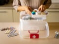 Φαρμακείο διακοπών: Όσα πρέπει να περιλαμβάνει το κιτ για ασφαλείς εξορμήσεις