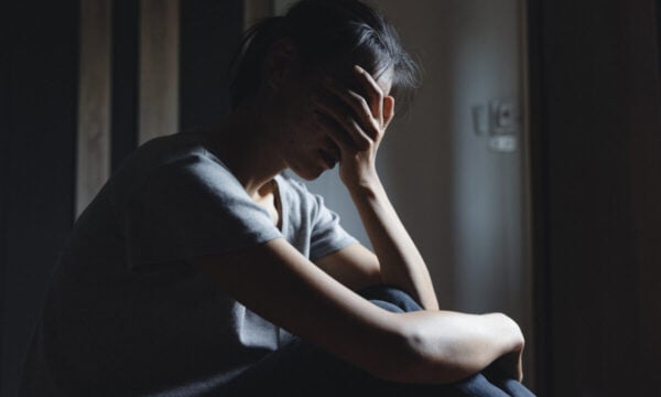 Ηράκλειο: Μεθυσμένος 20χρονος ξυλοκόπησε την 18χρονη σύζυγό του στο σημείο της καισαρικής τομής