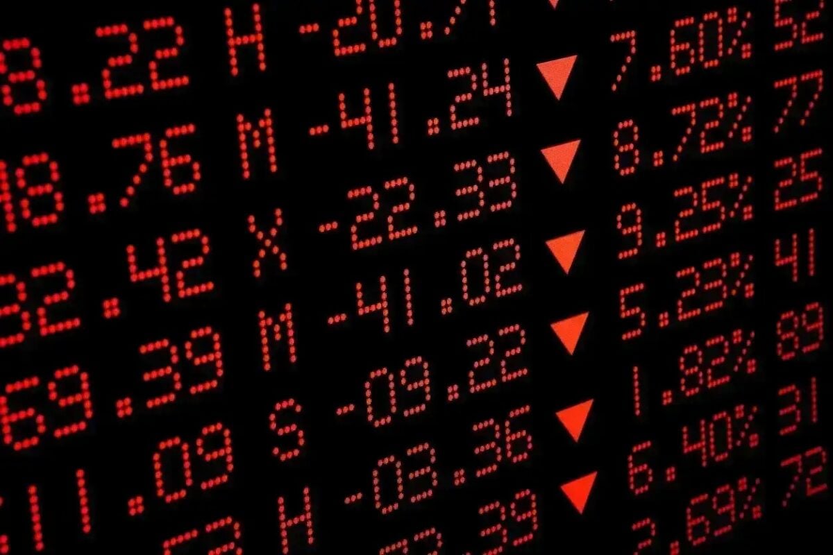 Χρηματιστήρια: Διόρθωση από τα υψηλά 17ετίας στην Αθήνα και «βουτιά» στις ευρωαγορές