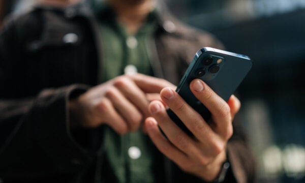 Τηλεφωνικές απάτες: Η ΑΙ στα «όπλα» των επιτήδειων – Μιμούνται φωνές συγγενών για να τους παίρνουν χρήματα