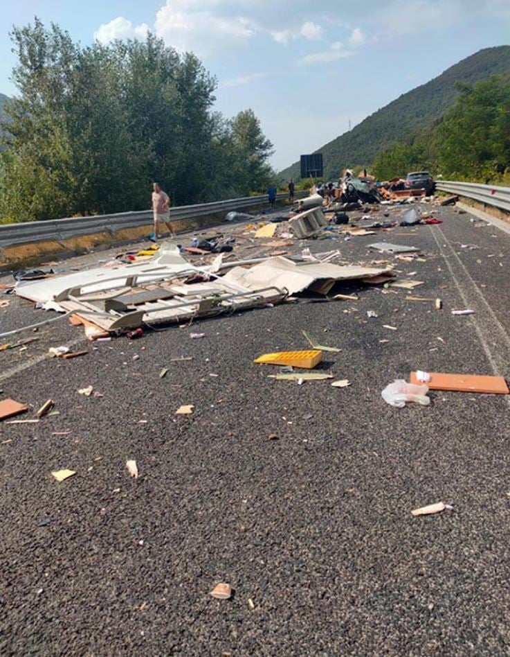 Ιταλία: Στους έξι οι νεκροί από τη σύγκρουση τουριστικού λεωφορείου με τροχόσπιτο, μάχη για τη ζωή του δίνει 58χρονος 8 Πηγή: ANSA