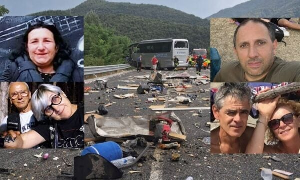 Ιταλία: Στους έξι οι νεκροί από τη σύγκρουση τουριστικού λεωφορείου με τροχόσπιτο, μάχη για τη ζωή του δίνει 58χρονος