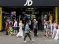 Η JD Sports μειώνει τις προβλέψεις για τα κέρδη λόγω πτώσης στις πωλήσεις