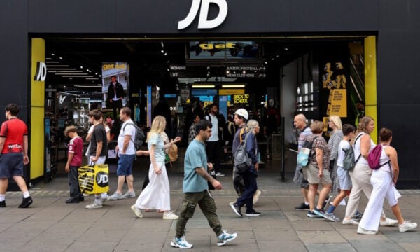 Η JD Sports μειώνει τις προβλέψεις για τα κέρδη λόγω πτώσης στις πωλήσεις