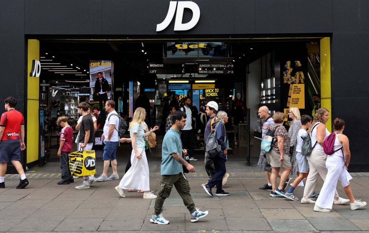 Η JD Sports μειώνει τις προβλέψεις για τα κέρδη λόγω πτώσης στις πωλήσεις