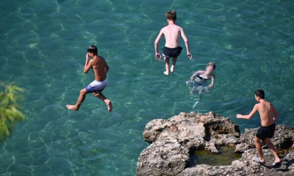 Καύσωνας με 40άρια και υγρασία επιμένει – Αφόρητη ζέστη μέχρι τα μέσα της εβδομάδας