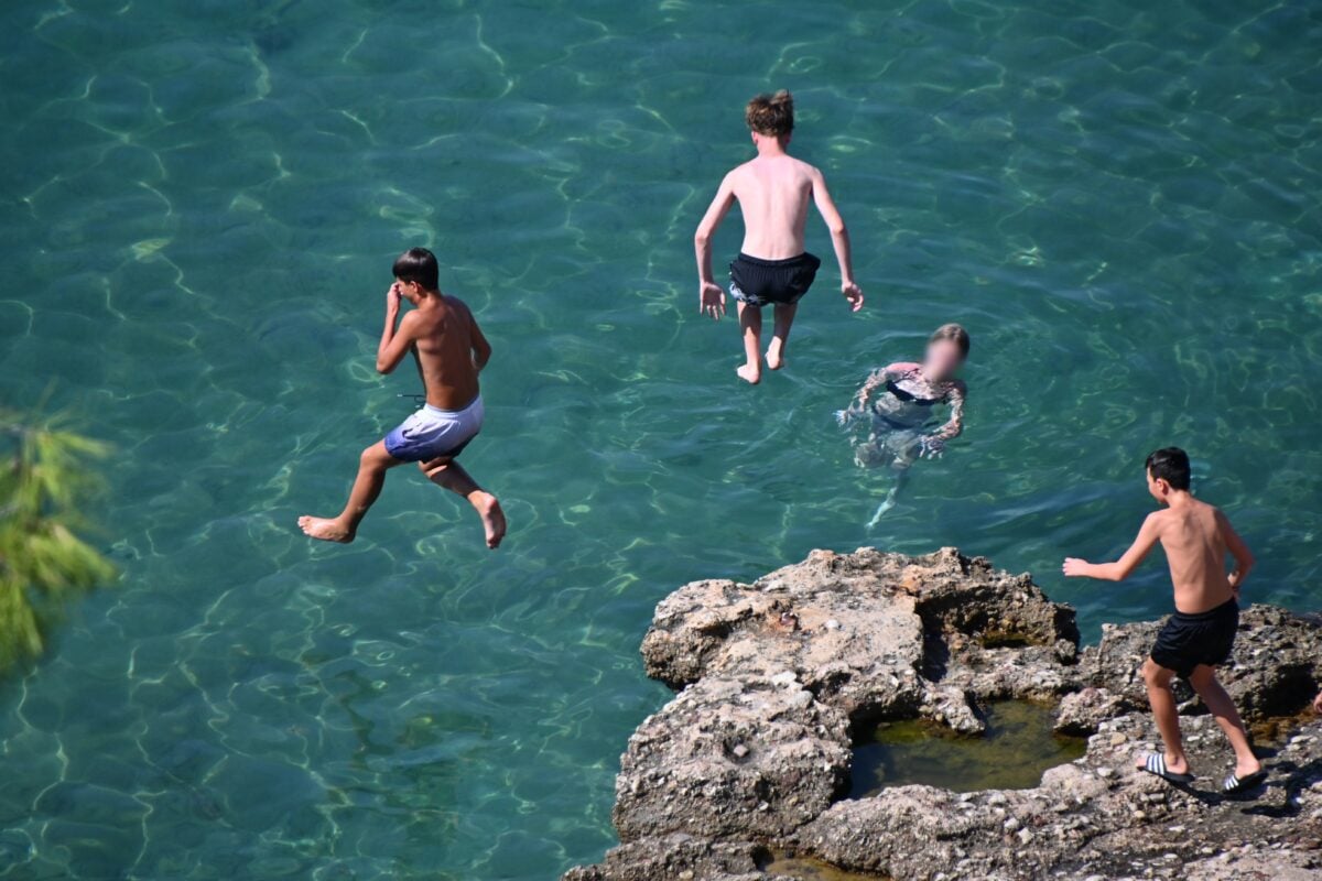 Καύσωνας με 40άρια και υγρασία επιμένει – Αφόρητη ζέστη μέχρι τα μέσα της εβδομάδας