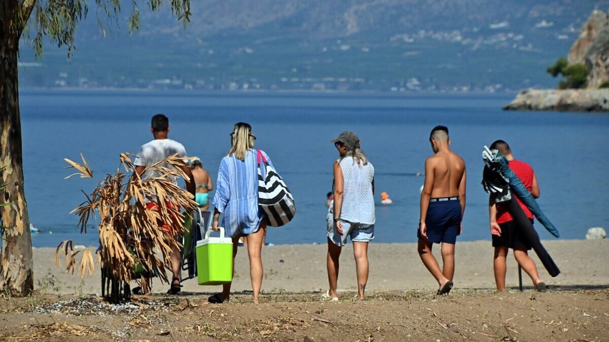 Καιρός: Επιμένουν τα 40άρια μέχρι την Τετάρτη – Το Σάββατο η χειρότερη μέρα του καύσωνα, οι περιοχές στο κόκκινο