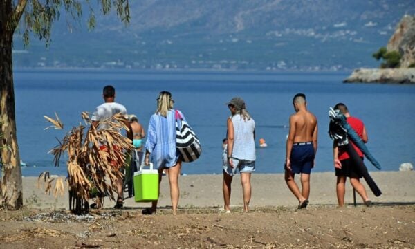 Καιρός: Επιμένουν τα 40άρια μέχρι την Τετάρτη – Το Σάββατο η χειρότερη μέρα του καύσωνα, οι περιοχές στο κόκκινο