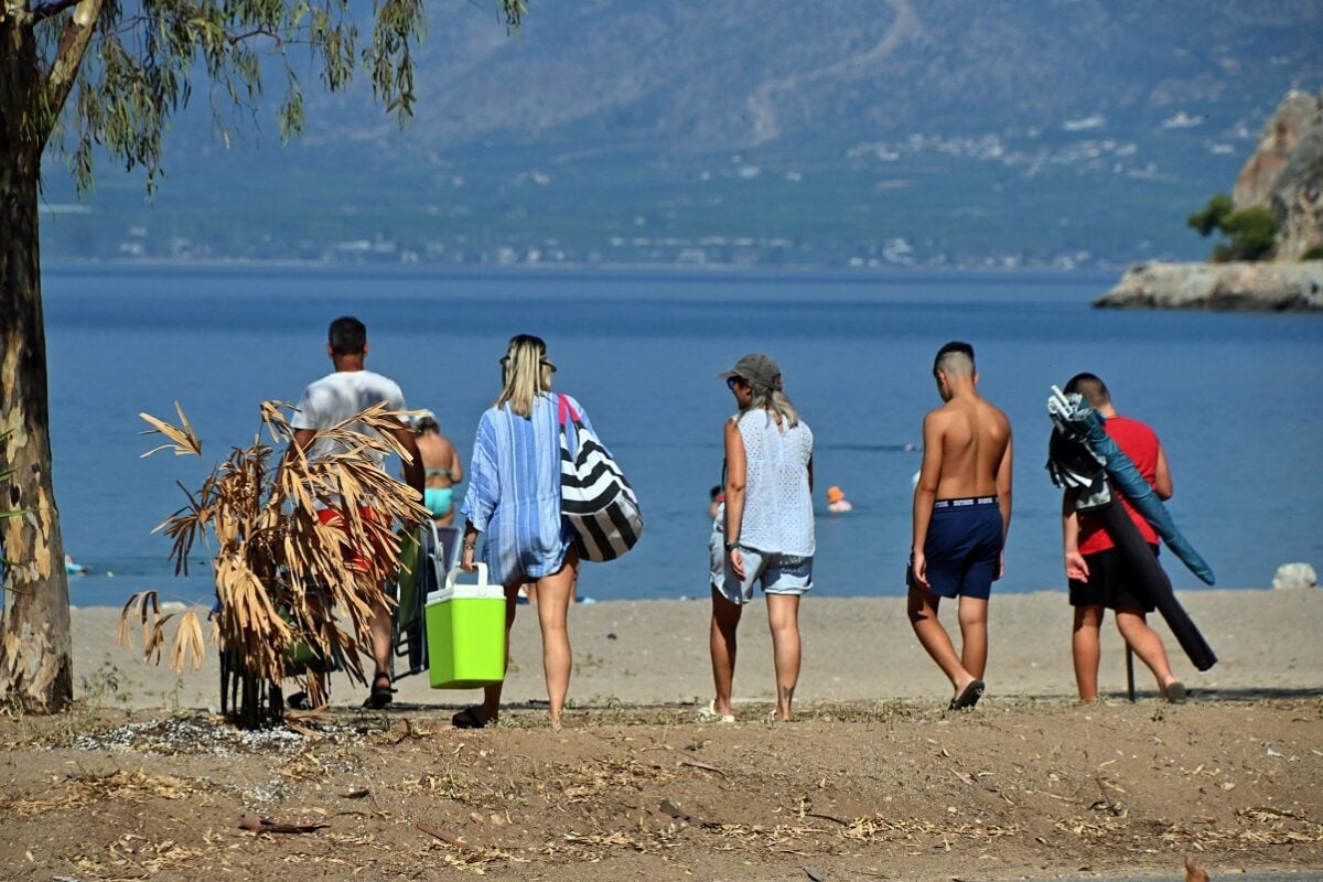 Καιρός: Επιμένουν τα 40άρια μέχρι την Τετάρτη – Το Σάββατο η χειρότερη μέρα του καύσωνα, οι περιοχές στο κόκκινο