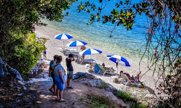 Καιρός: Σε κλοιό καύσωνα η χώρα με θερμοκρασίες έως 42 βαθμούς – Σε «red code» για πυρκαγιά 11 περιοχές