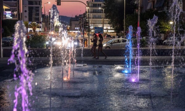 Καιρός: Στους 33 βαθμούς έφτασε η θερμοκρασία το βράδυ της Κυριακής στην Αθήνα – Η αποπνικτική ατμόσφαιρα στους χάρτες του meteo