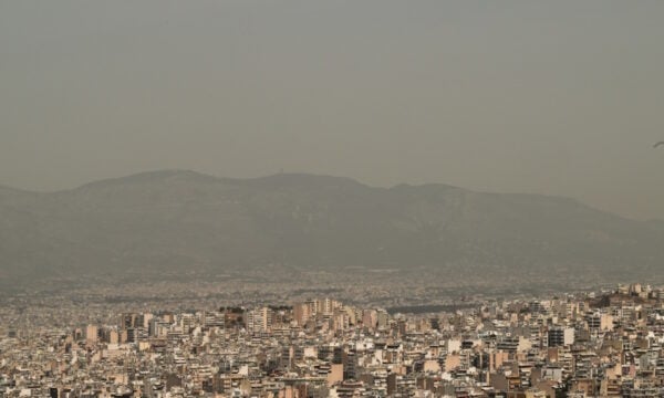 Καιρός αύριο: Ισχυροί άνεμοι έως 7 μποφόρ, αφρικανική σκόνη και θερμοκρασία έως 27 βαθμούς