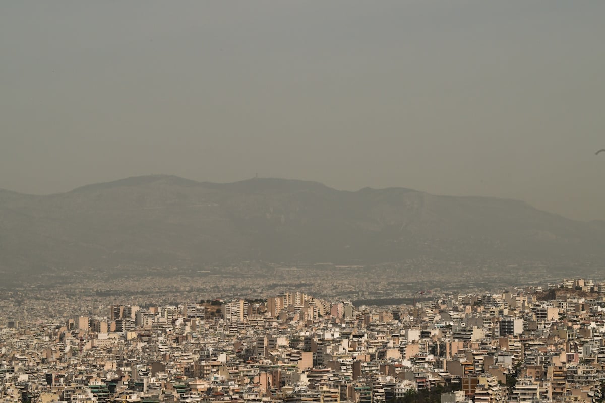 Καιρός αύριο: Ισχυροί άνεμοι έως 7 μποφόρ, αφρικανική σκόνη και θερμοκρασία έως 27 βαθμούς
