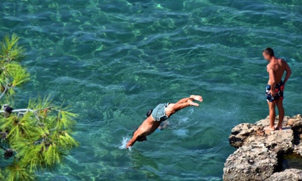 Καιρός: Επιμένει ο καύσωνας, πού «χτύπησε» 40άρια ο υδράργυρος – Κοσμοσυρροή στις παραλίες