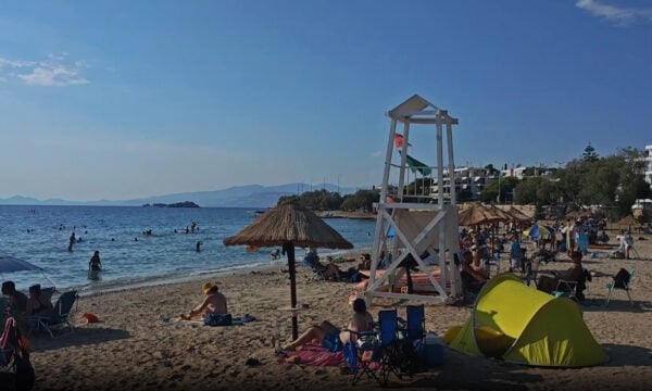 Καιρός: Βούλιαξαν οι παραλίες της Αττικής – Πού Πού ξεπέρασε τους 40 βαθμούς ο υδράργυρος