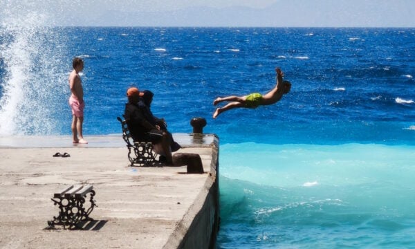 Καιρός: Ζέστη με 38άρια την Παρασκευή και 40άρια το Σαββατοκύριακο – Εξαήμερο κύμα καύσωνα και ισχυροί άνεμοι
