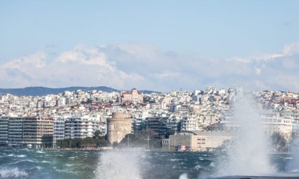 Καιρός σήμερα: Άνεμοι 8 μποφόρ στην Αττική, καταιγίδες σε Ήπειρο, Μακεδονία, έως 37 βαθμούς στη χώρα