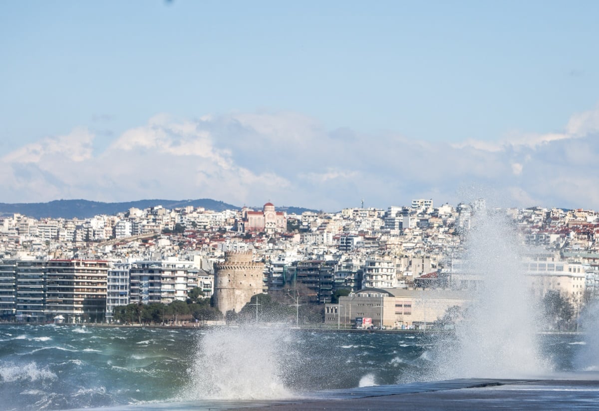 Καιρός σήμερα: Άνεμοι 8 μποφόρ στην Αττική, καταιγίδες σε Ήπειρο, Μακεδονία, έως 37 βαθμούς στη χώρα