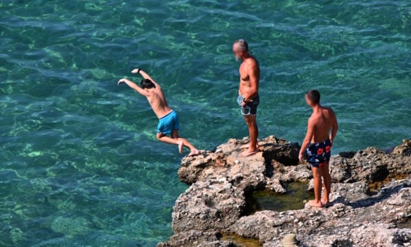 Σύρος: 16χρονη Γαλλίδα τραυματίστηκε μετά από βουτιά σε βράχια – Την έσωσε ναυαγοσώστρια