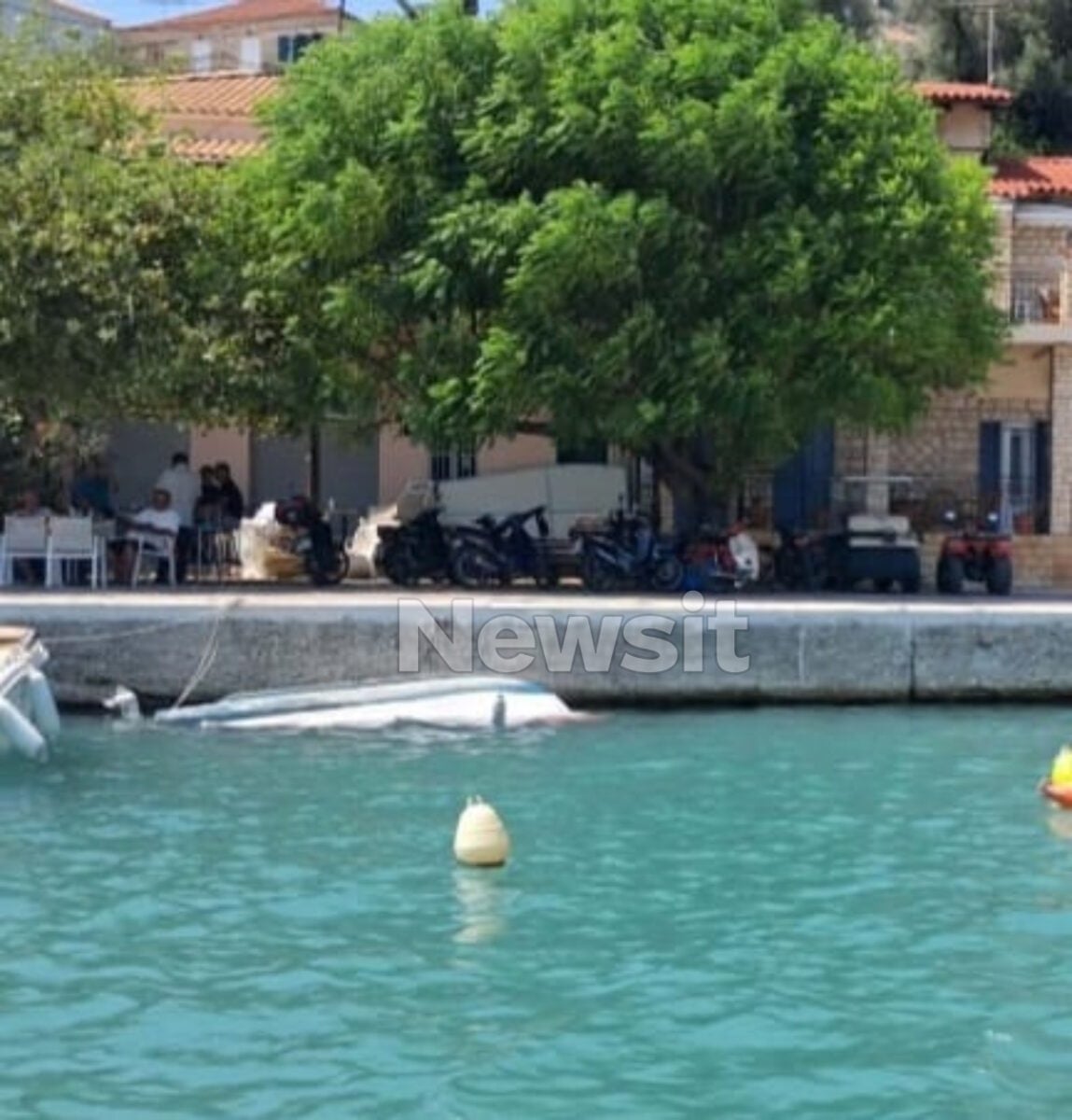 Λευκάδα: Μάρτυρας λέει ότι το ιστιοφόρο έμπαινε με μεγάλη ταχύτητα στο λιμάνι και του κόπηκε η ντίζα, «καρφώθηκε» σε σκάφη 8 Η βάρκα που βούλιαξε από τη σύγκρουση με το ιστιοπλοΐκό στη Λευκάδα