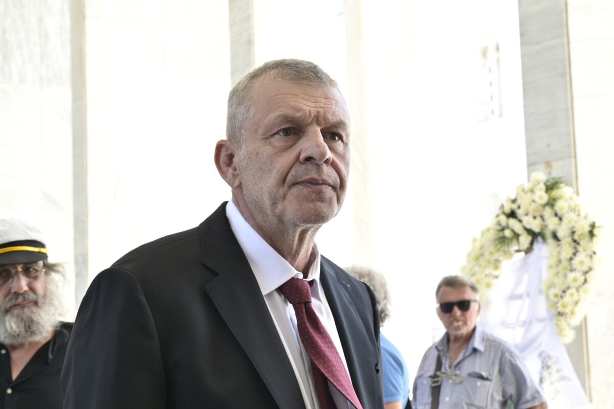 Νίκος Καλογερόπουλος: Κηδεία με το τραγούδι «Καραϊσκάκης» και ο θρήνος των αγαπημένων του 33 Ο Απόστολος Γκλέτσος