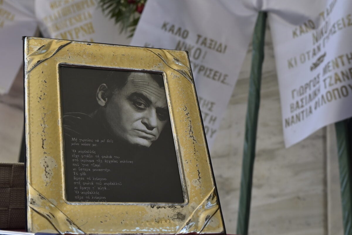 Νίκος Καλογερόπουλος: Κηδεία με το τραγούδι «Καραϊσκάκης» και ο θρήνος των αγαπημένων του 32 Νίκος Καλογερόπουλος: Κηδεία με το τραγούδι «Καραϊσκάκης» και ο θρήνος των αγαπημένων του