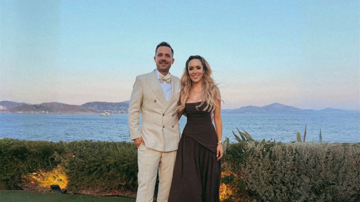 Καλομοίρα: Το άλμπουμ από τον γάμο που έγινε κουμπάρα με τον Γιώργο Μπούσαλη και η εντυπωσιακή εμφάνισή της