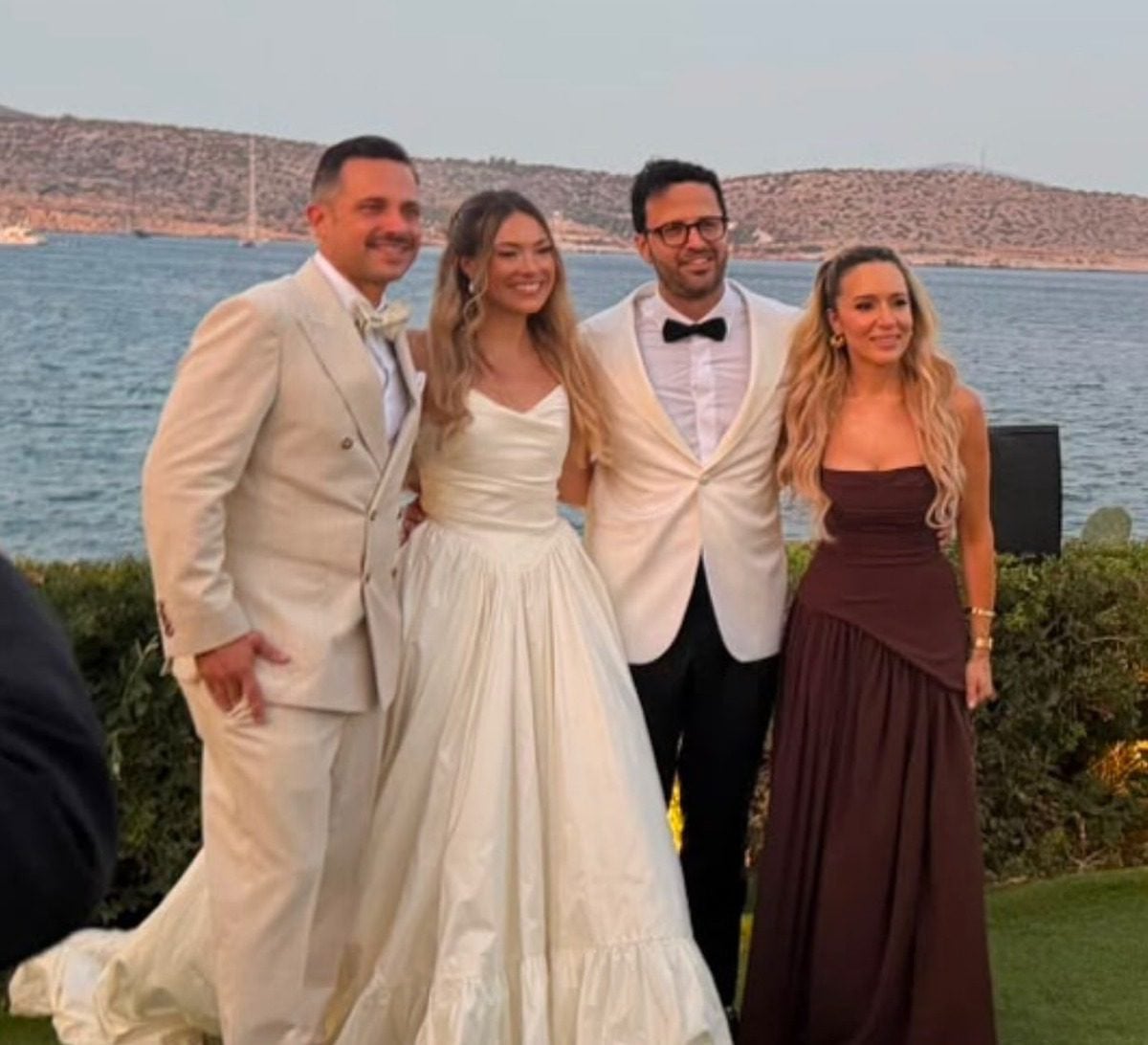 Καλομοίρα – Γιώργος Μπούσαλης: Κουμπάροι στον γάμο φίλων τους – Παρανυφάκι η κόρη τους (φωτογραφίες) 10 Καλομοίρα