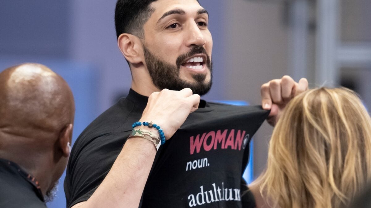 Ο Ενές Καντέρ εμφανίστηκε σε αγώνα του WNBA, τσακώθηκε με παίκτρια και εκδιώχθηκε από το γήπεδο 1 Ο Ενές Καντέρ εμφανίστηκε σε αγώνα του WNBA, τσακώθηκε με παίκτρια και εκδιώχθηκε από το γήπεδο