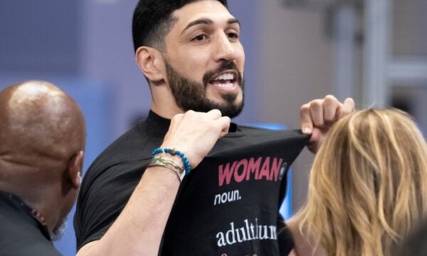 Ο Ενές Καντέρ εμφανίστηκε σε αγώνα του WNBA, τσακώθηκε με παίκτρια και εκδιώχθηκε από το γήπεδο