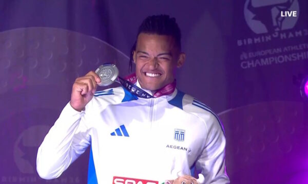 Εμμανουήλ Καραλής στο δεύτερο σκαλί του βάθρου στο ευρωπαϊκό πρωτάθλημα στίβου του Μπέρμινγχαμ, η απονομή των μεταλλίων