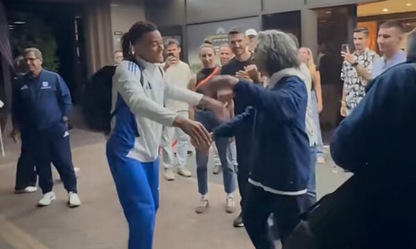 Η υποδοχή στον Εμμανουήλ Καραλή μετά το ασημένιο μετάλλιο στο ευρωπαϊκό και το «πάμε να τα πιούμε»
