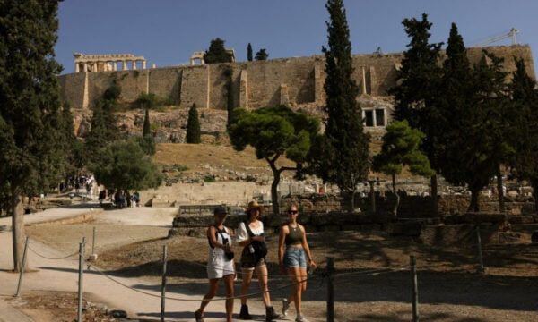 Καιρός – Ρήγου: Κορυφώνεται ο καύσωνας με 40άρια, ισχυρό μελτέμι και αυξημένος κίνδυνος για φωτιές