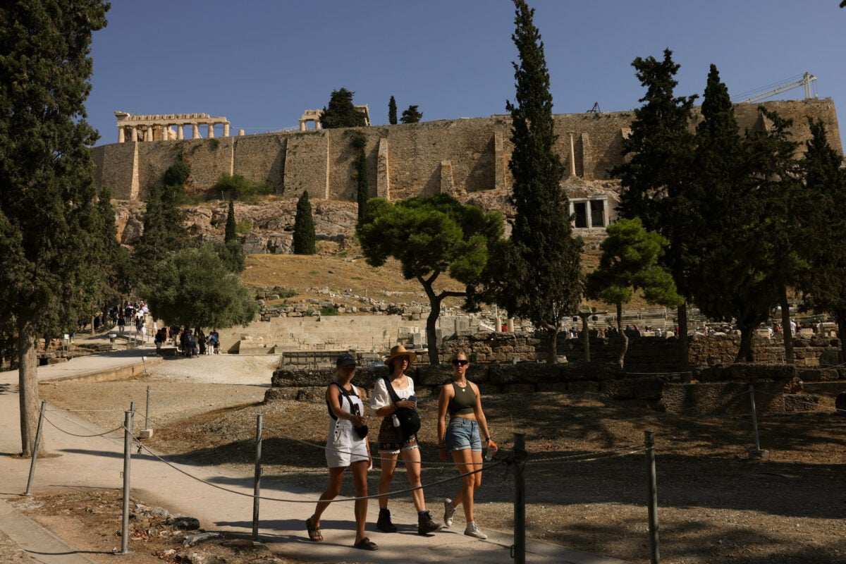 Καιρός – Ρήγου: Κορυφώνεται ο καύσωνας με 40άρια, ισχυρό μελτέμι και αυξημένος κίνδυνος για φωτιές