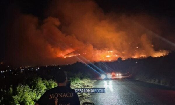 Φωτιά στην Κεφαλονιά: Μηνύματα 112 για εκκένωση 7 περιοχών – Μία σύλληψη για εμπρησμό