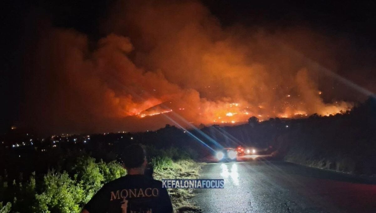 Φωτιά στην Κεφαλονιά: Μηνύματα 112 για εκκένωση 7 περιοχών – Μία σύλληψη για εμπρησμό