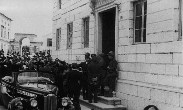Σαν σήμερα: Οι Ιταλοί καταλαμβάνουν την Κέρκυρα μετά από μπαράζ βομβαρδισμών
