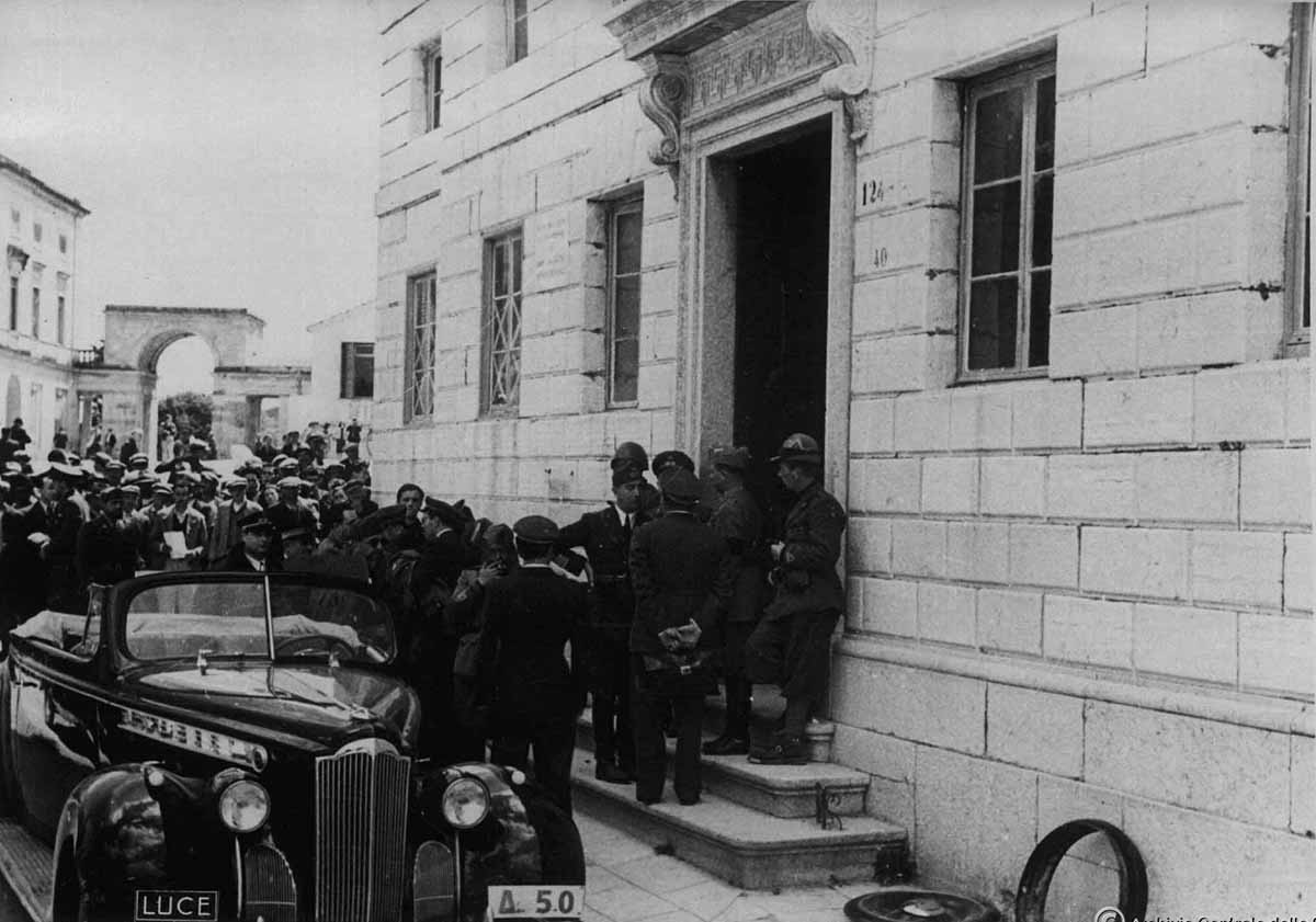 Σαν σήμερα: Οι Ιταλοί καταλαμβάνουν την Κέρκυρα μετά από μπαράζ βομβαρδισμών