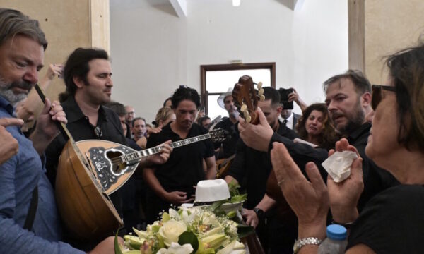 Νίκος Καλογερόπουλος: Κηδεία με το τραγούδι «Καραϊσκάκης» και ο θρήνος των αγαπημένων του