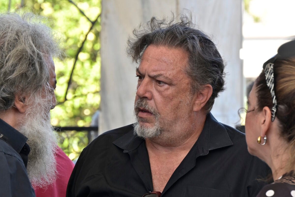 Νίκος Καλογερόπουλος: Κηδεία με το τραγούδι «Καραϊσκάκης» και ο θρήνος των αγαπημένων του 37 Στάθης Σταμουλακάτος