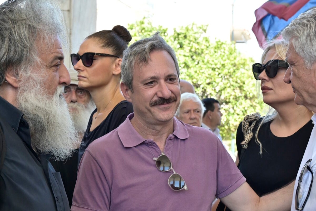 Νίκος Καλογερόπουλος: Κηδεία με το τραγούδι «Καραϊσκάκης» και ο θρήνος των αγαπημένων του 40 Χάρης Μαυρουδής