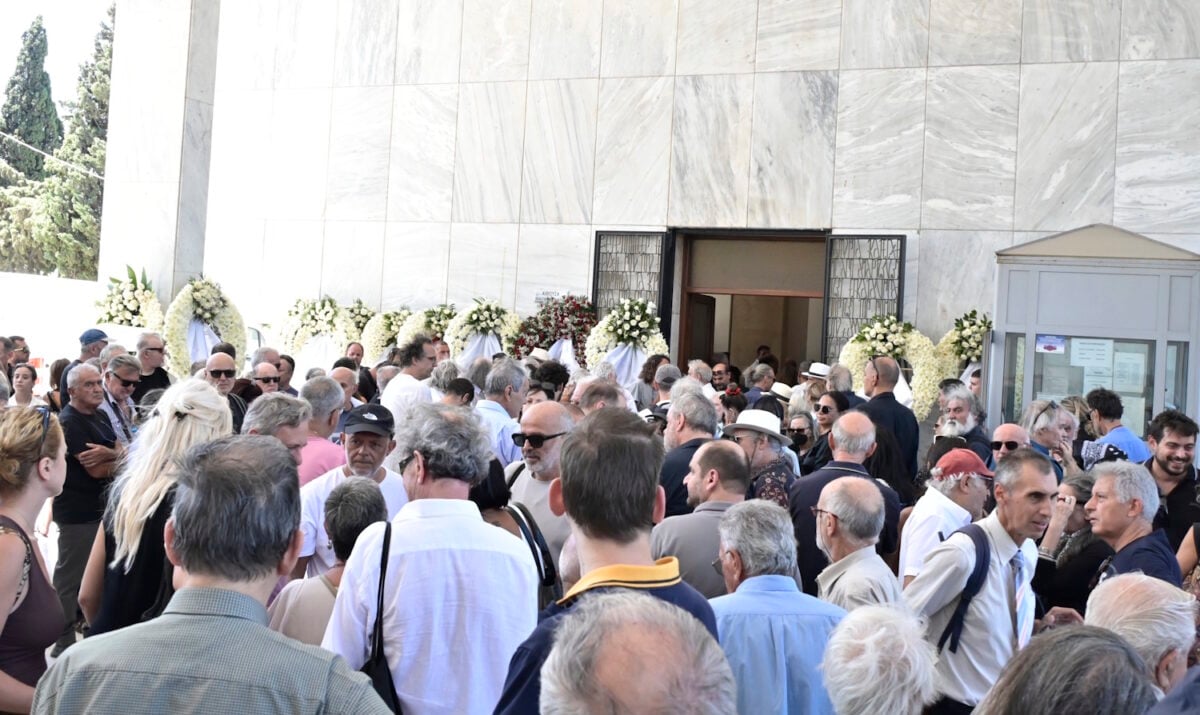 Νίκος Καλογερόπουλος: Κηδεία με το τραγούδι «Καραϊσκάκης» και ο θρήνος των αγαπημένων του 44 Κηδεία Νίκου Καλογερόπουλος