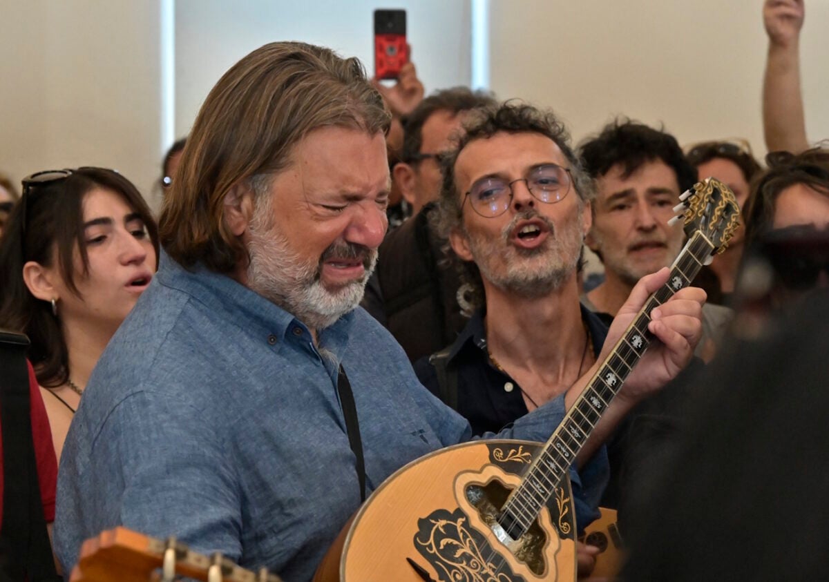 Νίκος Καλογερόπουλος: Κηδεία με το τραγούδι «Καραϊσκάκης» και ο θρήνος των αγαπημένων του 27 Kηδεία Νίκου Καλογερόπουλου