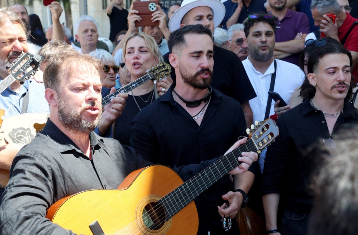 Νίκος Καλογερόπουλος: Κηδεία με το τραγούδι «Καραϊσκάκης» και ο θρήνος των αγαπημένων του 29 Kηδεία Νίκου Καλογερόπουλου