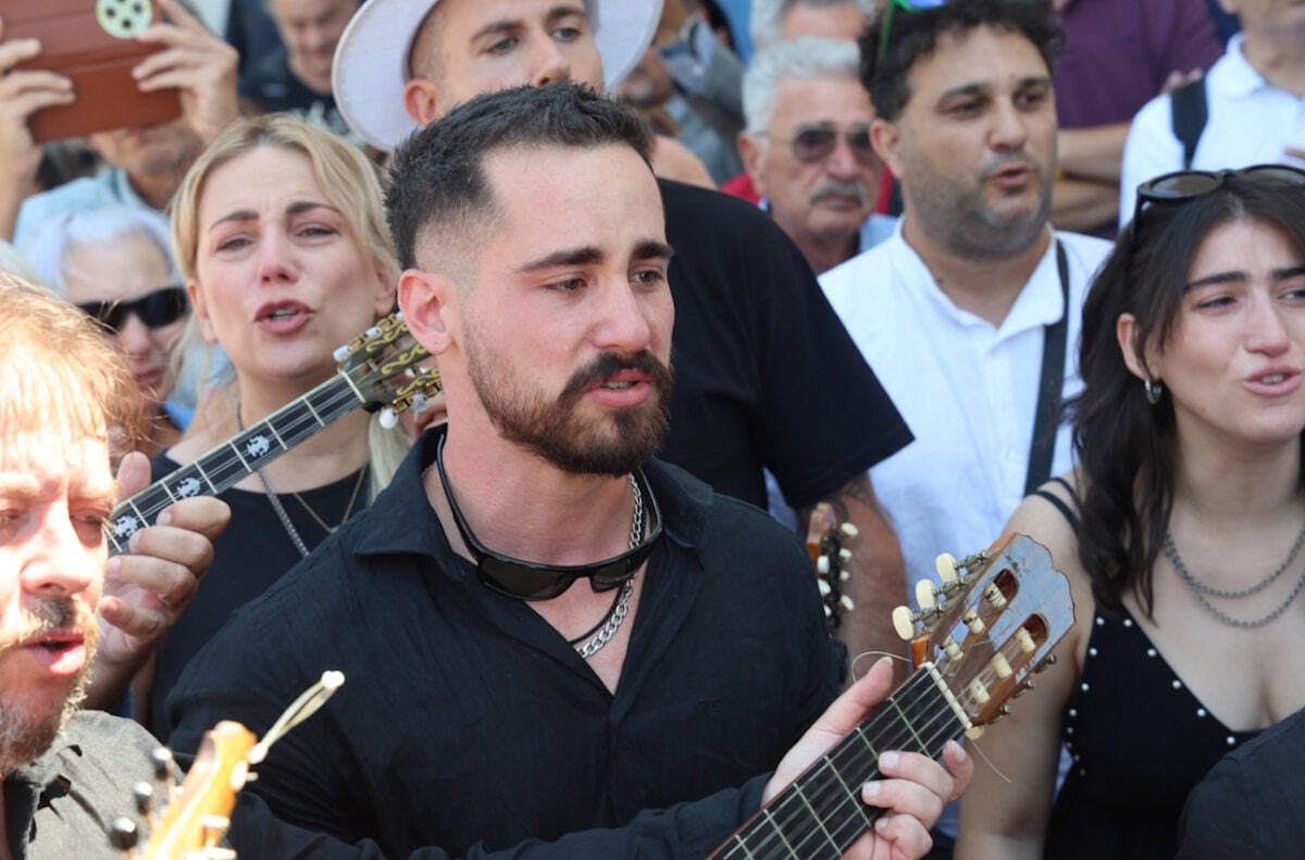 Νίκος Καλογερόπουλος: Κηδεία με το τραγούδι «Καραϊσκάκης» και ο θρήνος των αγαπημένων του 30 Kηδεία Νίκου Καλογερόπουλου