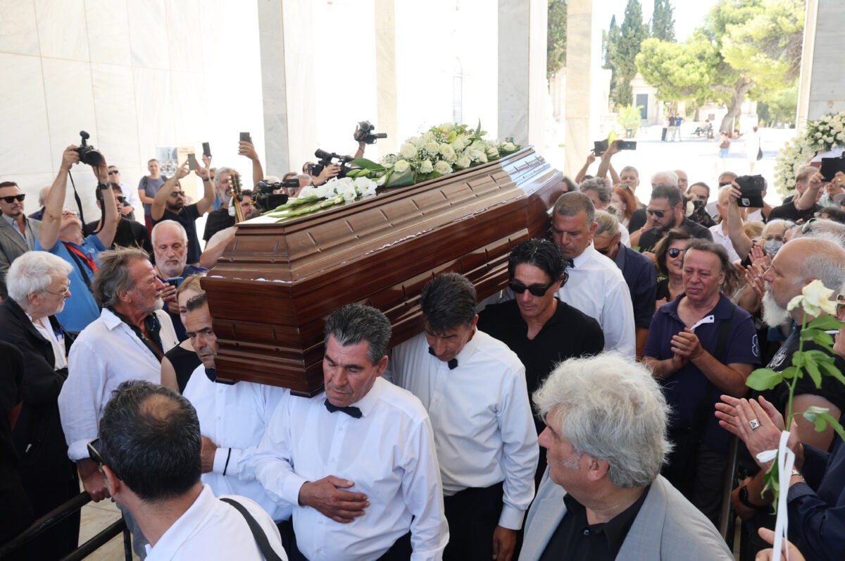 Νίκος Καλογερόπουλος: Κηδεία με το τραγούδι «Καραϊσκάκης» και ο θρήνος των αγαπημένων του